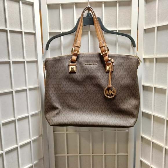 New Authentic Michael Kors Tote - Picture 4 of 12
